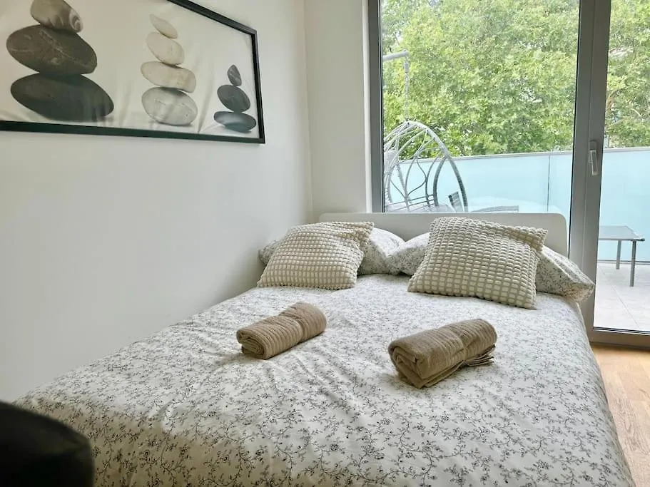 Rooftop Apartment With Balcony & Free Parking فيينا