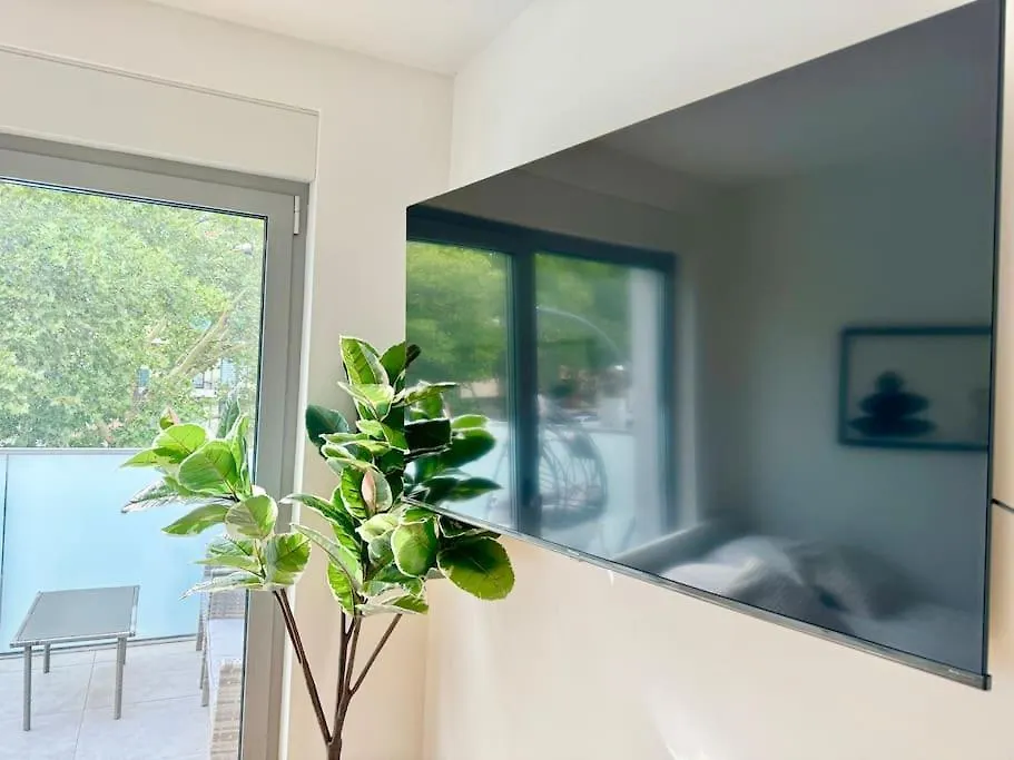Rooftop Apartment With Balcony & Free Parking فيينا