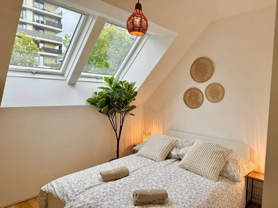 Rooftop Apartment With Balcony & Free Parking فيينا